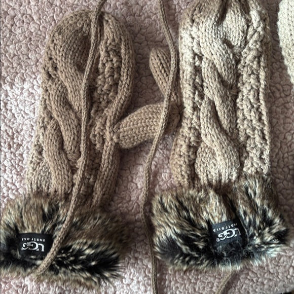 UGG Beige Knit Beanie and Mittens Set - Picture 3 of 6